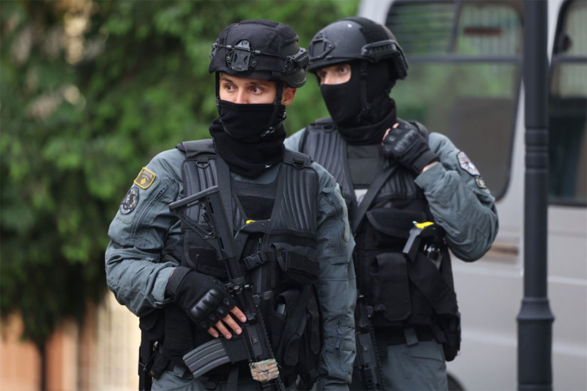 Opsadno stanje u Zubinom Potoku, specijalci upali u fabriku