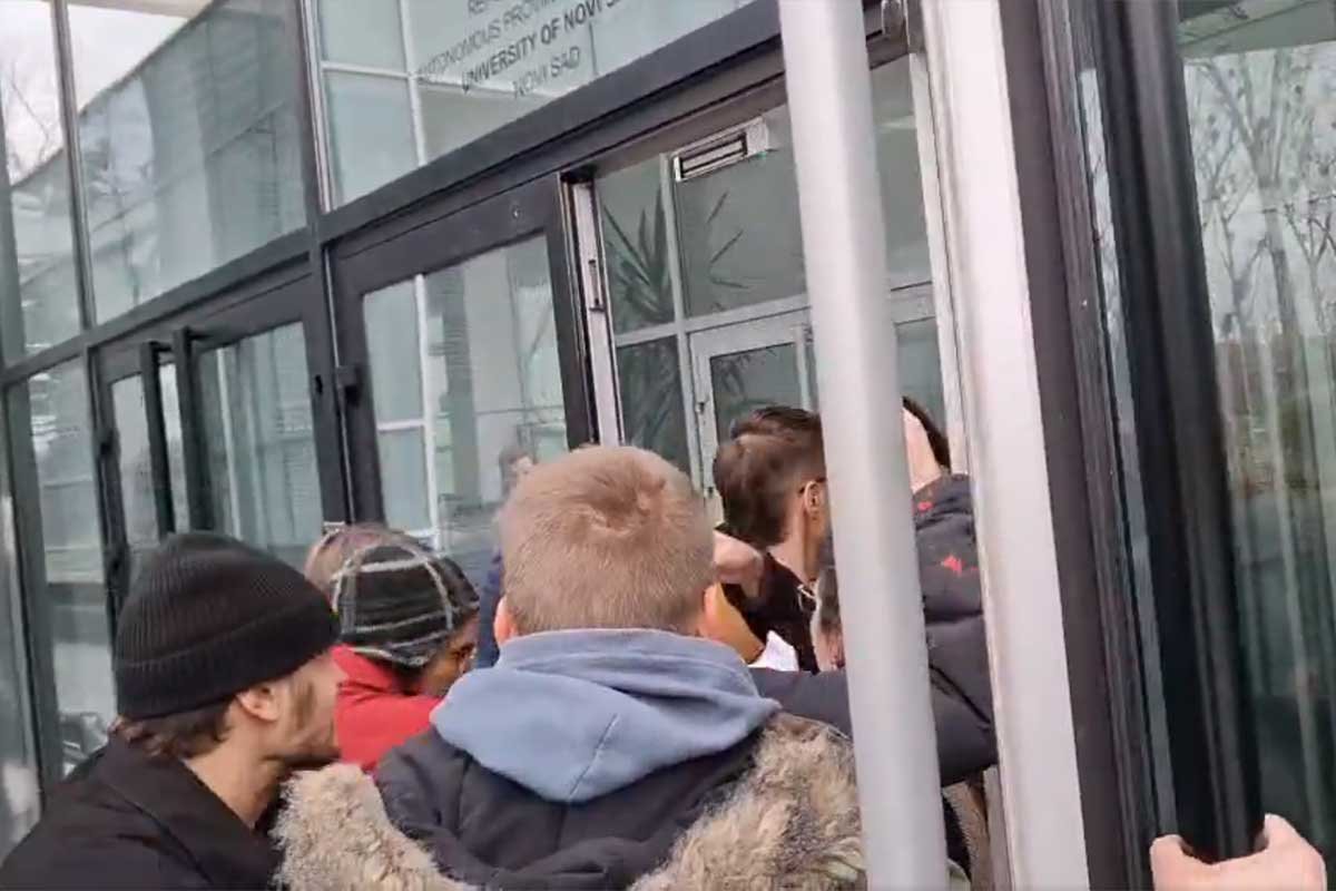 Studenti zauzeli Rektorat u Novom Sadu, rektor se zaključao (VIDEO)