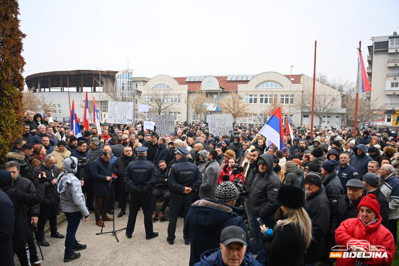 Protest u Bijeljini zbog hapšenja Petrovića: Ko je ušao u zgradu policije? (FOTO)