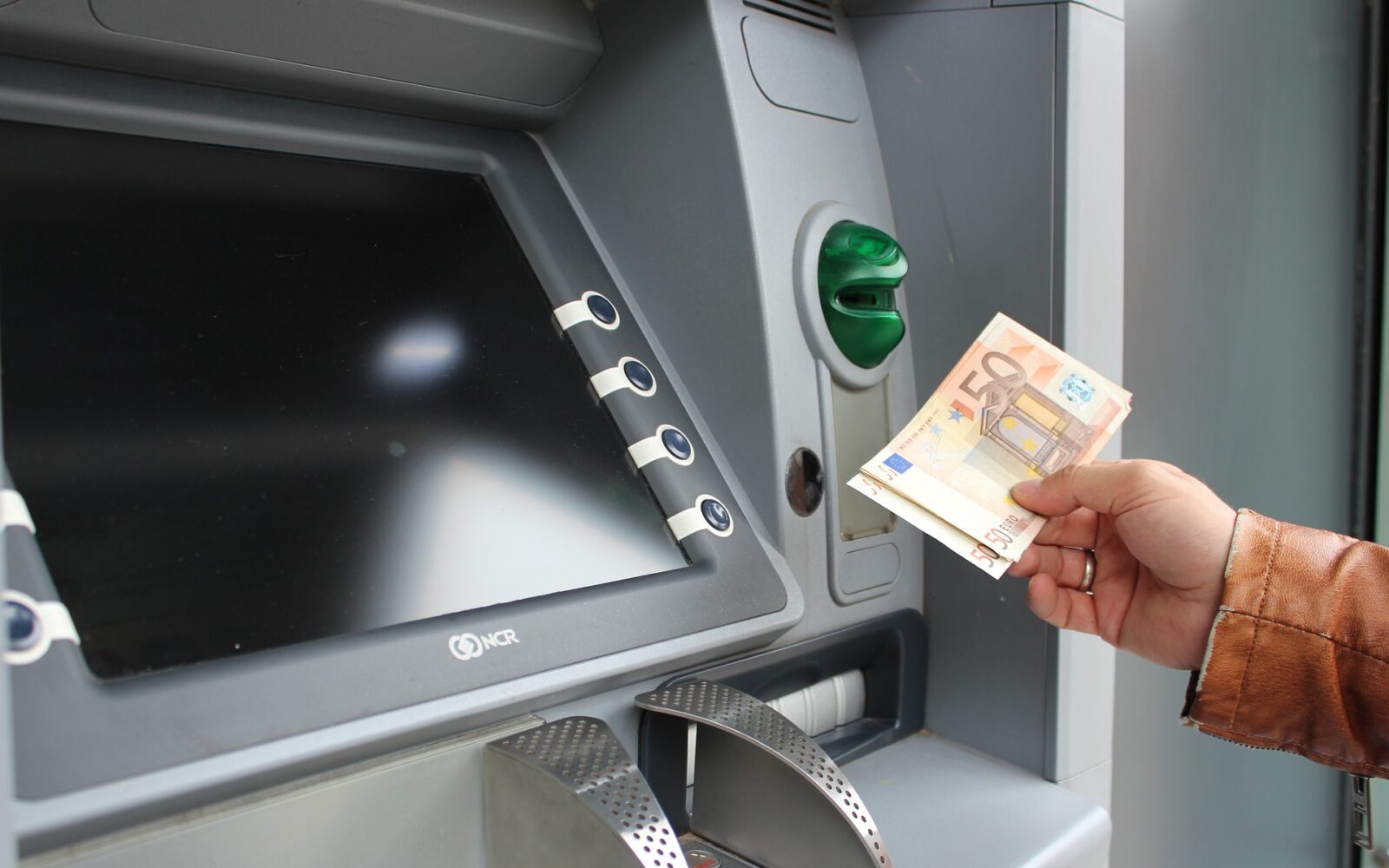 Za podizanje gotovine na bankomatima biće dovoljan samo pogled