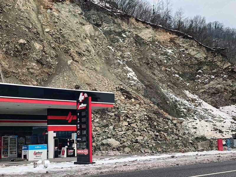 Ogromna količina kamenja se obrušila na pumpu na putu Bijeljina - Zvornik, poznat mogući uzrok: Popustila i zaštitna mreža