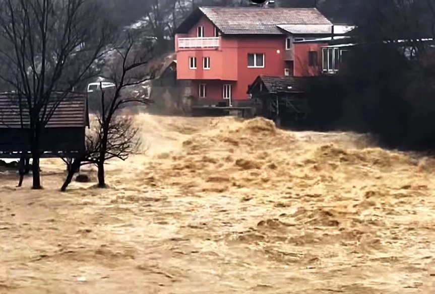 Stravične scene u BiH: Voda prodrla do kuća, kiša i snijeg otežavaju posao spasiocima