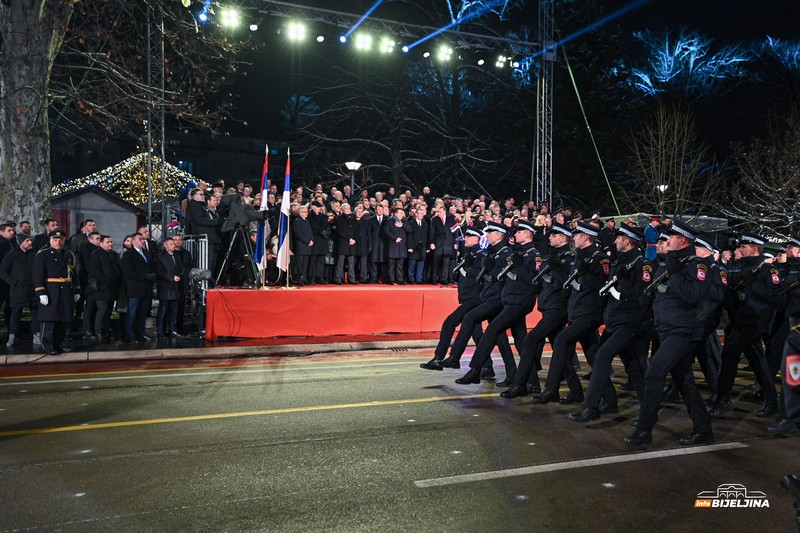 Dan Republike Srpske: Više od 3.000 učesnika defilovalo na Trgu Krajine u Banjaluci (FOTO)