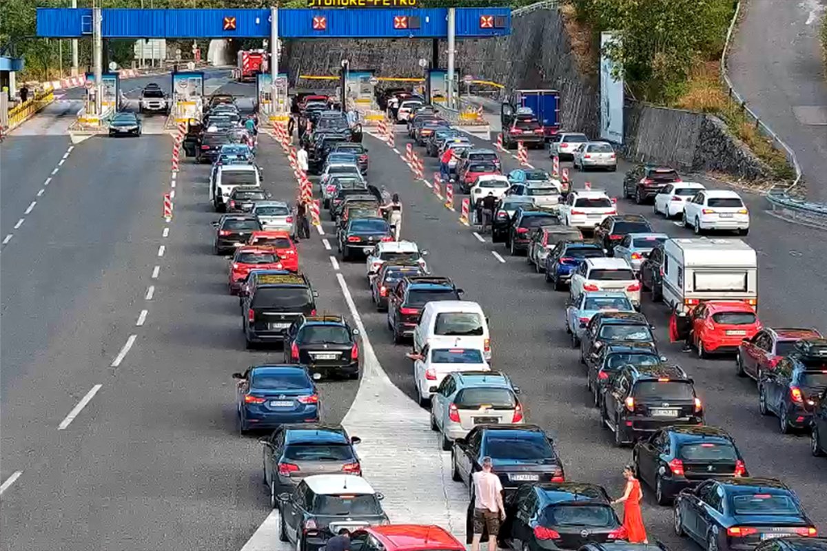 Kilometarske kolone na Crnogorskom primorju: Turisti ovo moraju da znaju