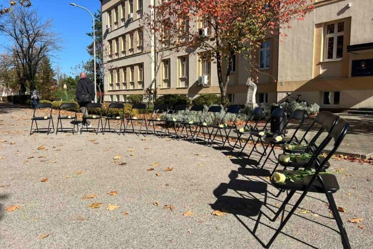 Banjalučani odali počast u kampusu: 16 bijelih ruža za žrtve pada nadstrešnice