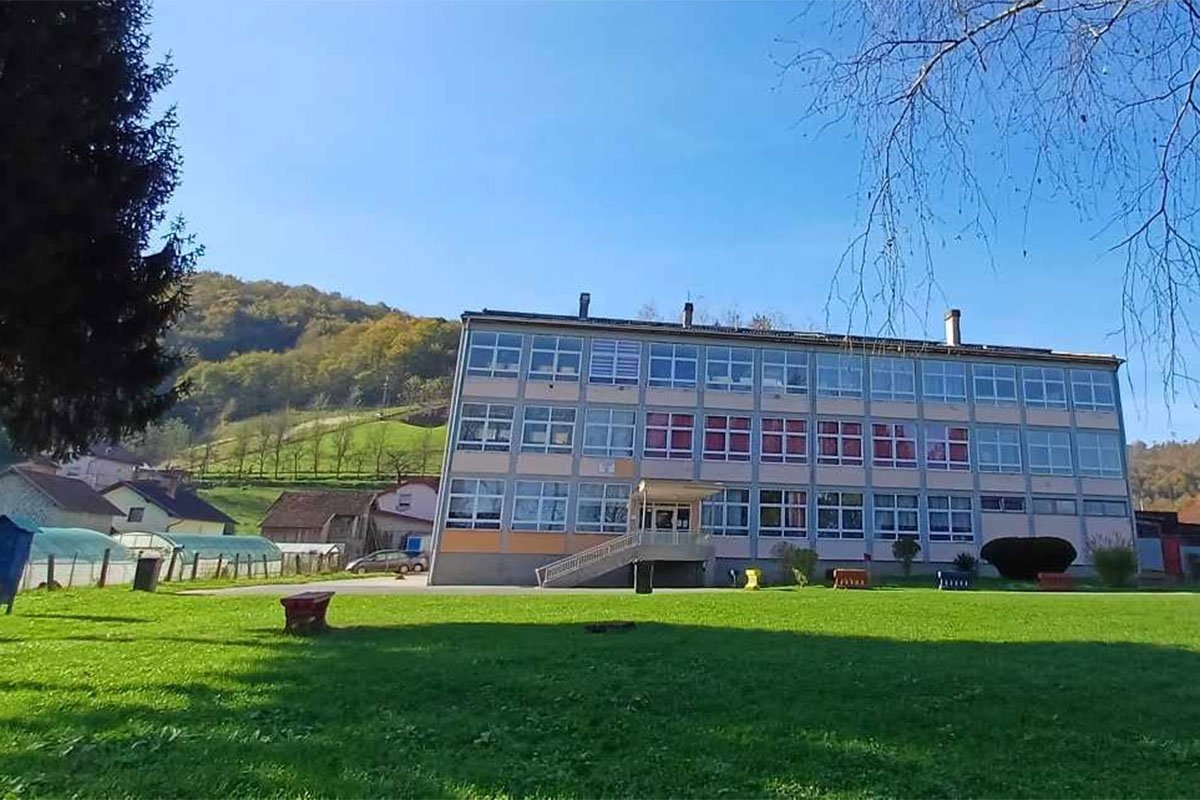 Djevojčica (14) pala s trećeg sprata škole u Velikoj Kladuši, prevezena u bolnicu