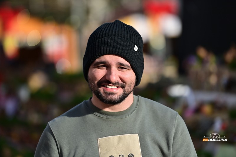 Bijeljinac 17 godina ručno pravi i prodaje božićne dekoracije: Pripreme počinje mjesecima ranije (FOTO)