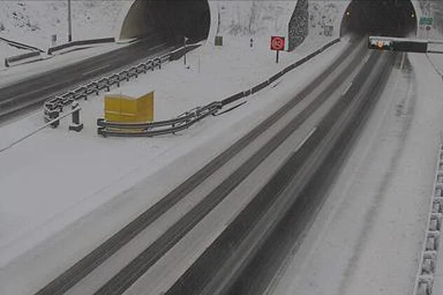 Hrvatska: Stigla promjena vremena, obilne snježne padavine već stvaraju problem vozačima (FOTO)