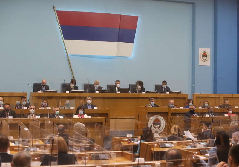 Usvojen set zakona za povećanje plata u RS