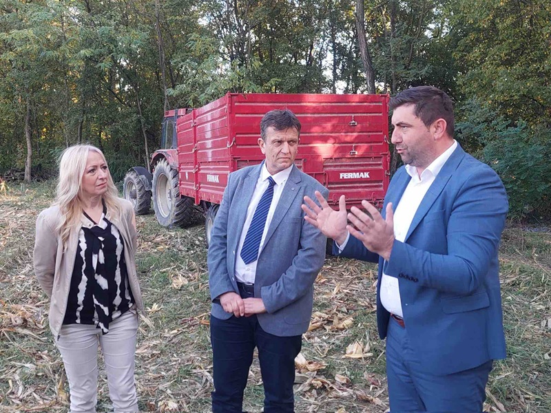 SDS-ov kandidat za predsjednika Srpske stigao u Semberiju, sa Petrovićem posjetio njive (FOTO)