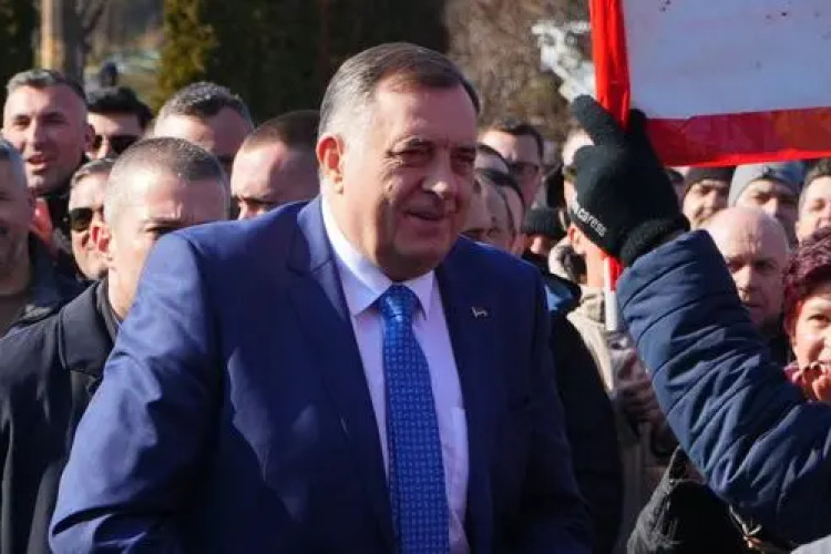Dodik stigao u Sud, dočekan aplauzima /FOTO/