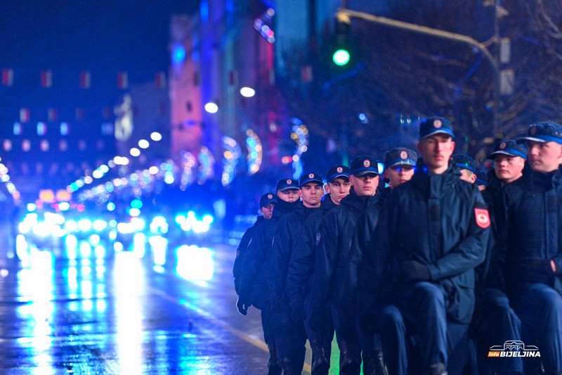 Dan Republike Srpske: Više od 3.000 učesnika defilovalo na Trgu Krajine u Banjaluci (FOTO)