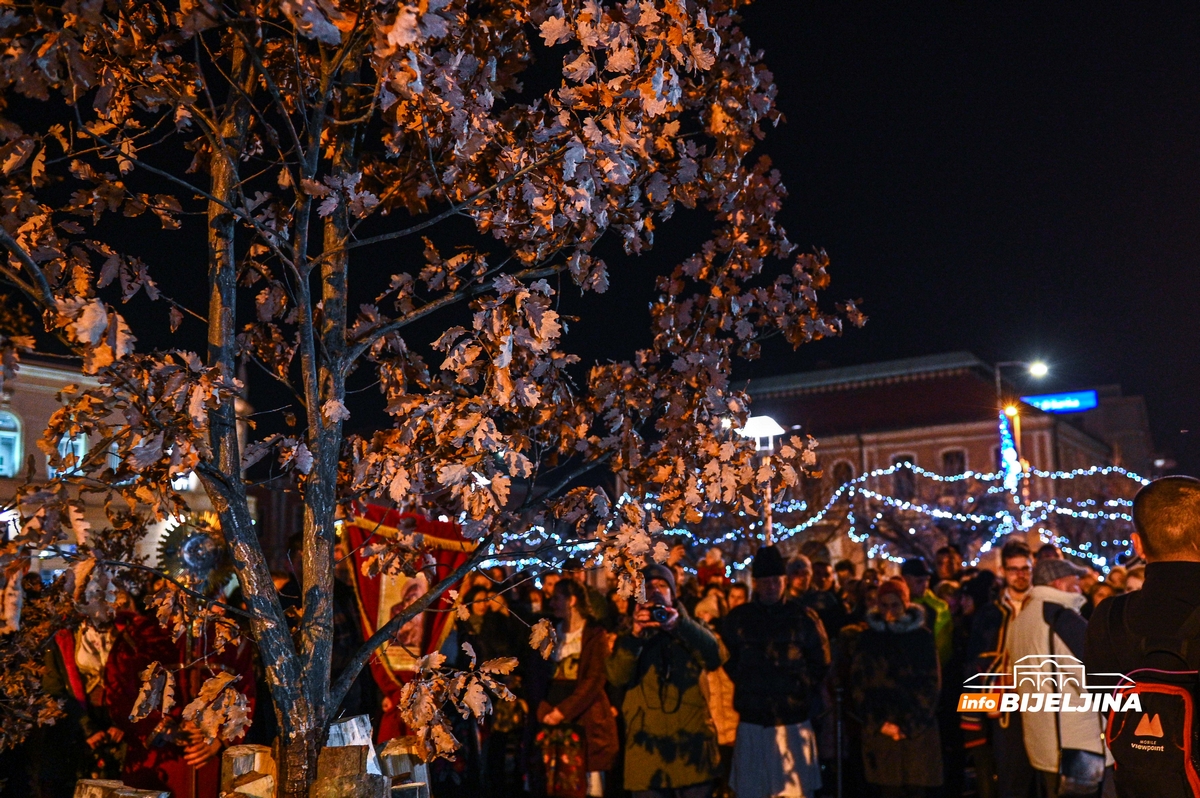 PROSLAVLJENO BADNJE VEČE U BIJELJINI Tradicionalno paljenje badnjaka (FOTO)