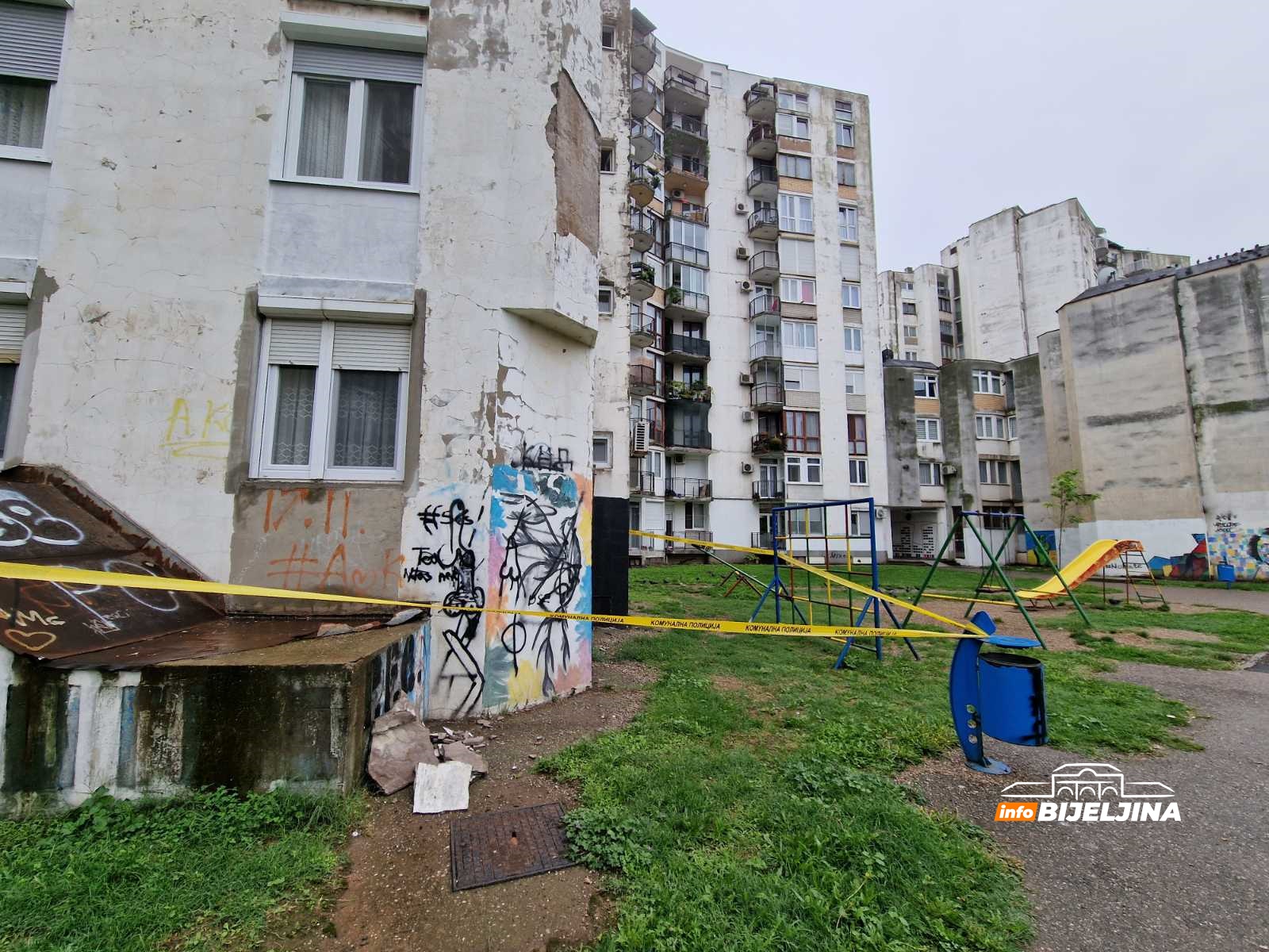 Nakon pisanja InfoBijeljina: Komunalci opasali trakom površinu na koju je sa zgrade padala fasada 