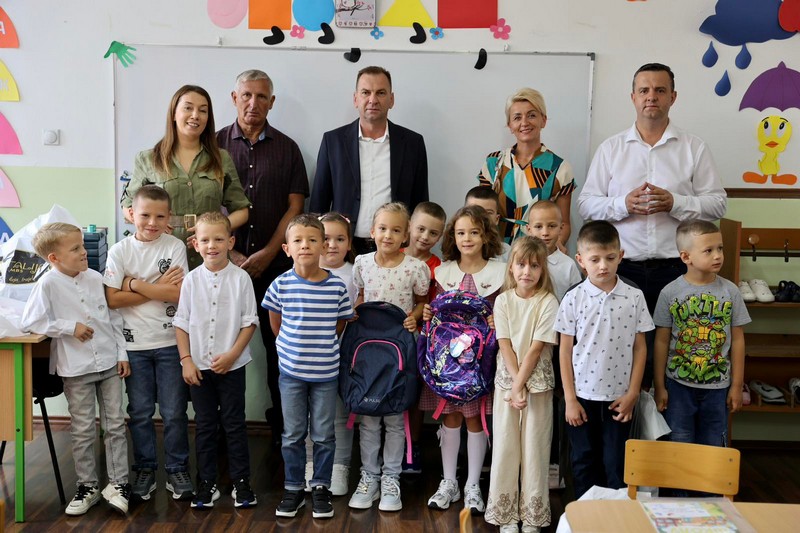 Prvi ranac, prvi čas, prvi školski dan: Gajić uručio rančeve i poklon-pakete prvačićima