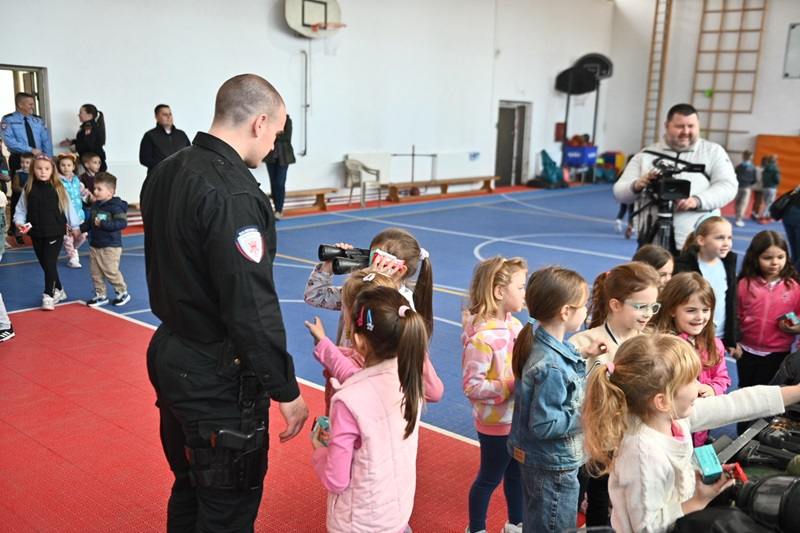 Dan otvorenih vrata PU Bijeljina – mališani se upoznali sa profesijom policajaca (FOTO)