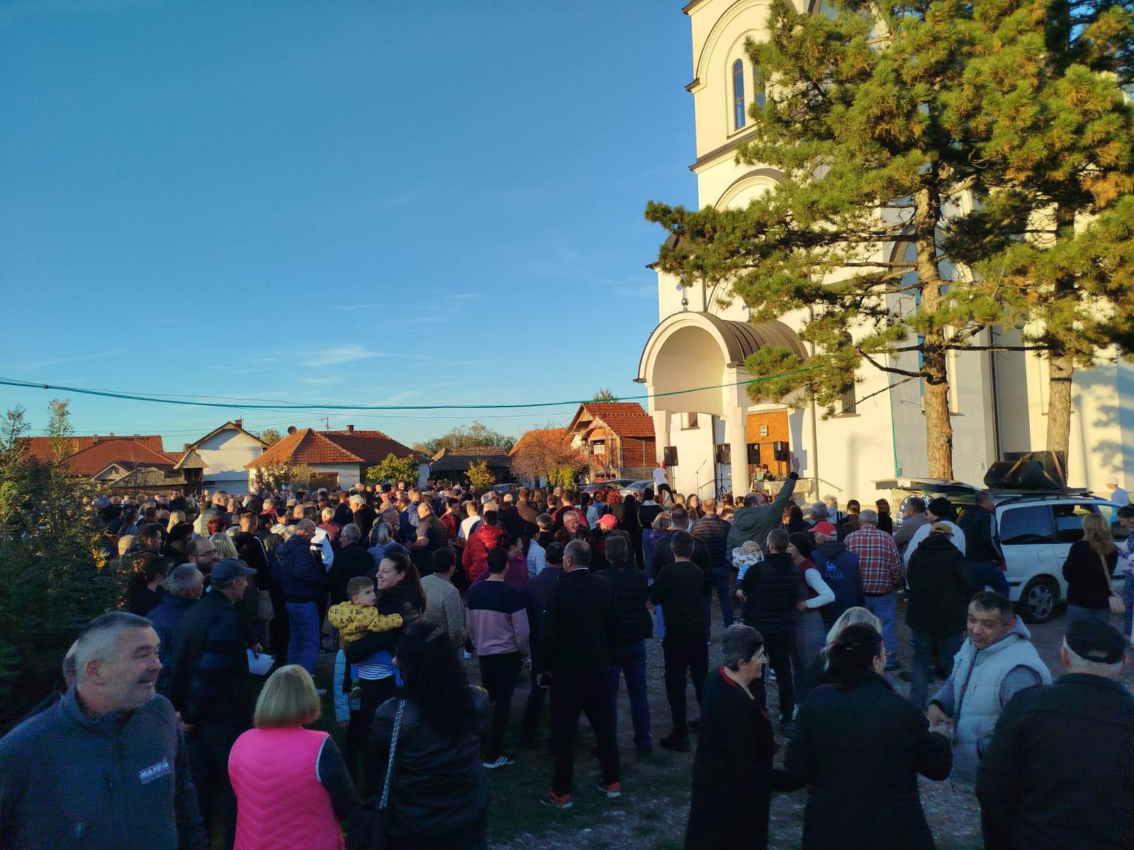 Mještani Patkovače poručili: Ne damo svog sveštenika (FOTO)