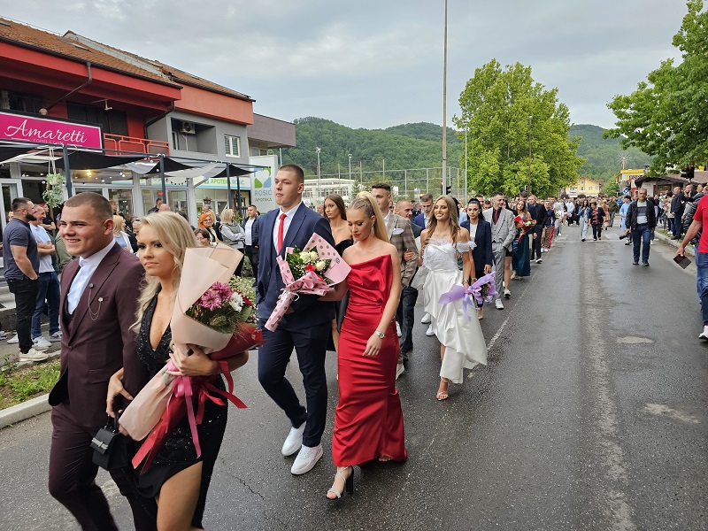 MLADOST I LJEPOTA UGLJEVIKA: Maturante grad pozdravio (FOTO)