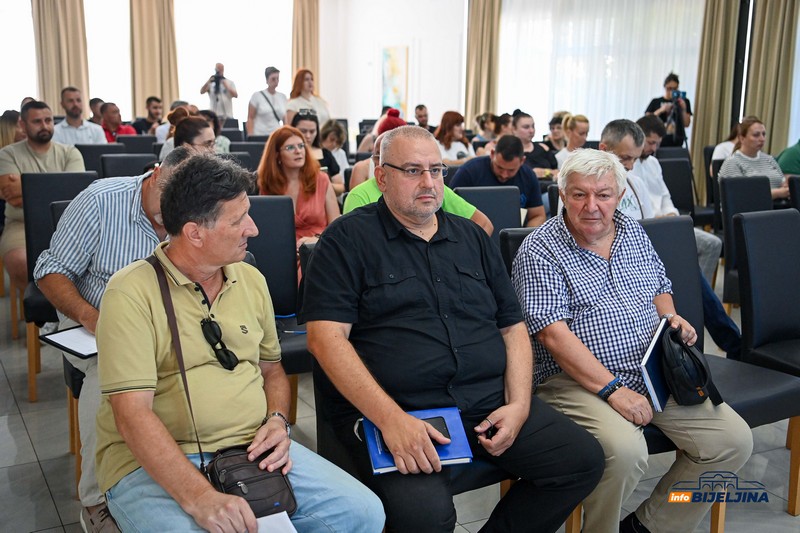 Vlačić: U cilju ekonomski razvoj i jačanje malih i srednjih preduzeća u Semberiji (FOTO)