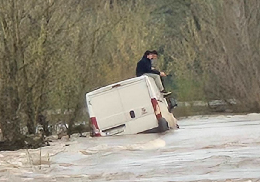 Drama kod Gračanice: Dvojica muškaraca u kombiju bili zarobljeni u nabujaloj Spreči