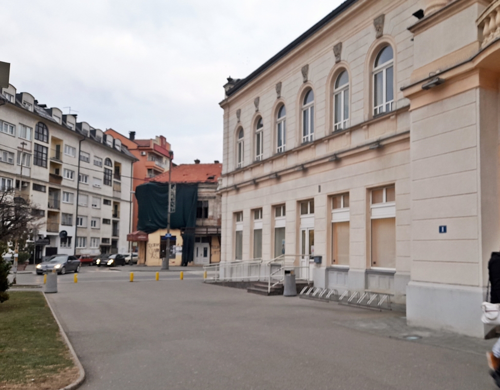 Ruševne zgrade u centru Bijeljine - Ruglo grada ali i opasnost za prolaznike (FOTO)