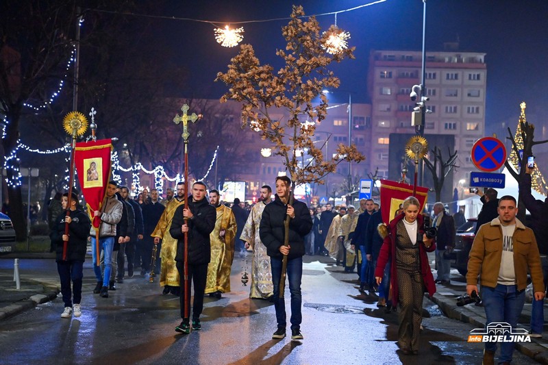 Bijeljina: Paljenjem badnjaka obilježeno Badnje veče (FOTO/VIDEO)