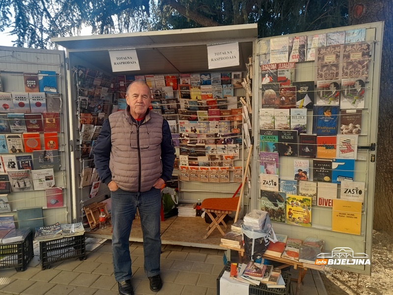 Zatvaraju kultni kiosk u Bijeljini: Prođe i sedam dana bez mušterije, sad knjige prodaju u pola cijene (FOTO)