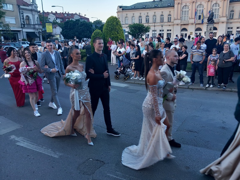 Bijeljina: Maturanti Ekonomske škole u defileu ulicama grada (FOTO)