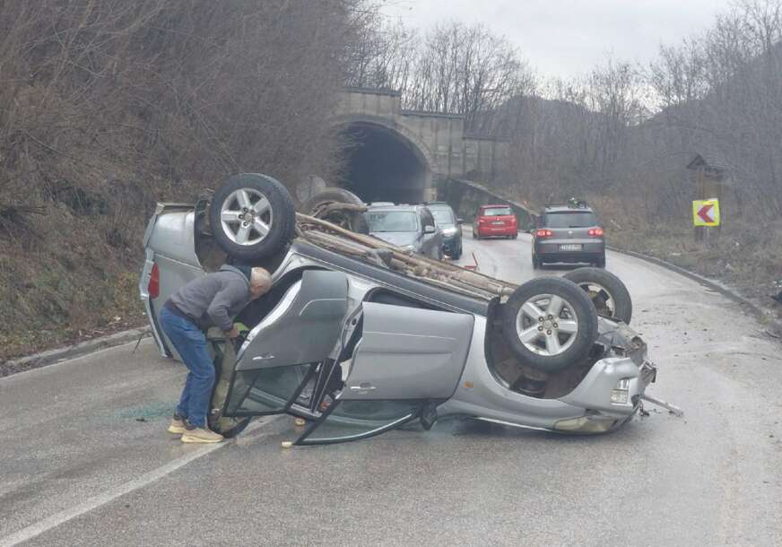 Automobil se prevrnuo na krov, nema povrijeđenih u nesreći