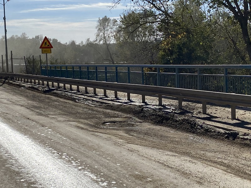 Most na Rači u katastrofalnom stanju, vozači ogorčeni (FOTO)