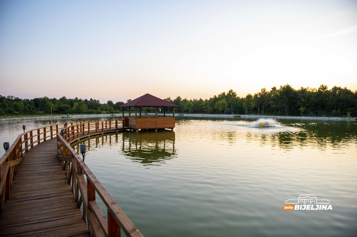 Mićo Čokić oplemenjuje rodno selo kod Šamca: Površinu obraslu šibljem pretvorio u impozantan kompleks