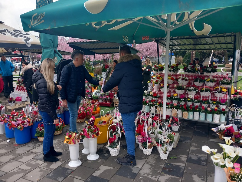 Bijeljina: Bogata ponuda cvijeća za 8. mart, evo šta su Bijeljinci najviše kupovali (FOTO)