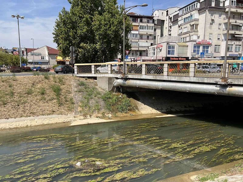 Ulica neznanih junaka: Voda iz cijevi teče mjesec dana, ko je nadležan? (FOTO)