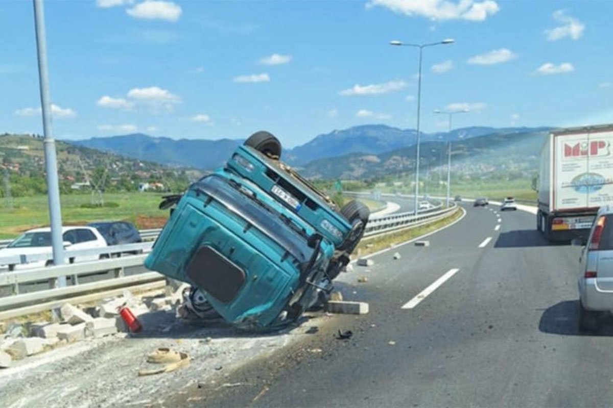 Prevrnuo se kamion na auto-putu