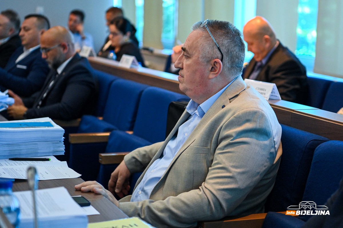 “Ćutolozi” u Skupštini Grada Bijeljina: Četiri odbornika se nijednom nisu javila za riječ (SPISAK)