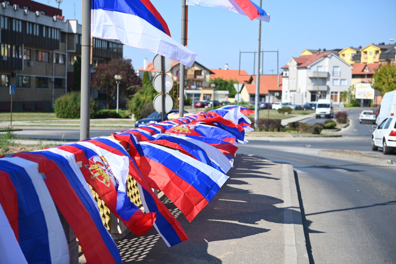 Trninić: Srpskim trobojkama okićen most kao simbol ujedinjenja