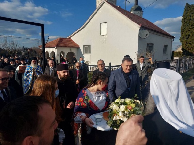 Dodik uručio dar za obnovu srpske škole u Јasenovcu