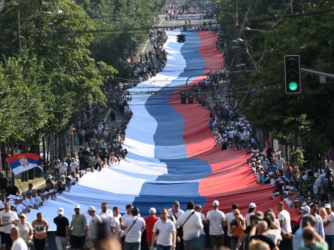 Učesnici skupa u Beogradu razvili najveću srpsku zastavu do sada, dugu više od 500 metara