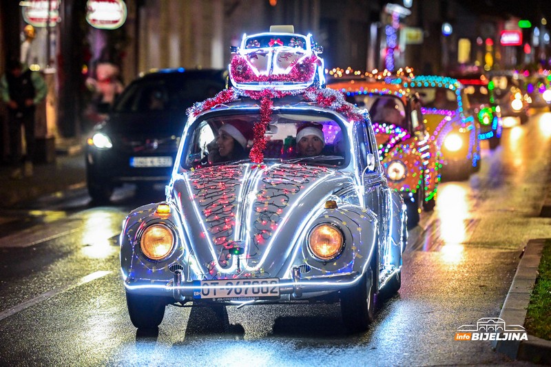 Oldtajmer šou u Bijeljini okupio ljubitelje starih automobila (FOTO)