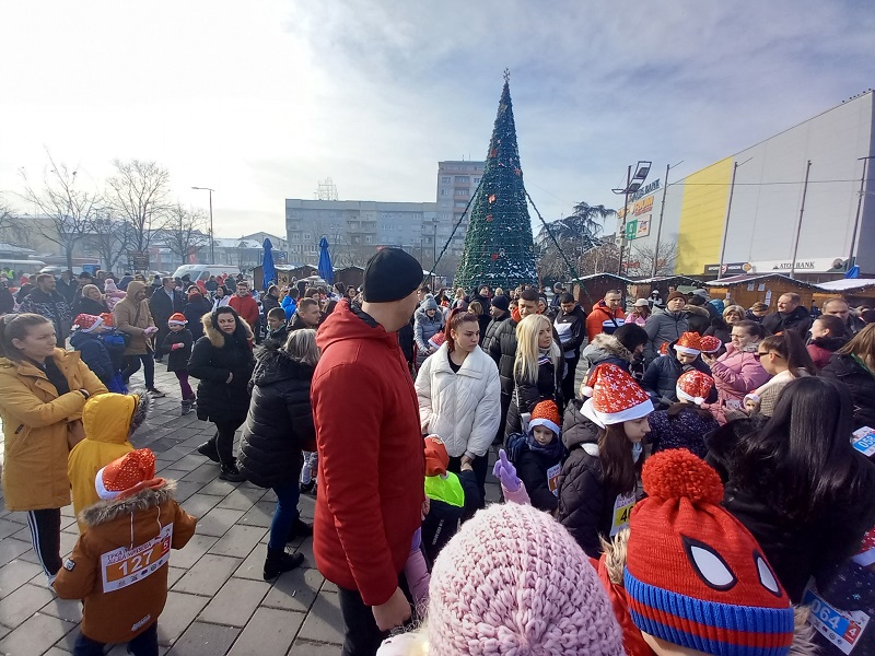 Bijeljina: Održana Trka malih Deda Mrazeva, učestvovalo 500 mališana (FOTO)