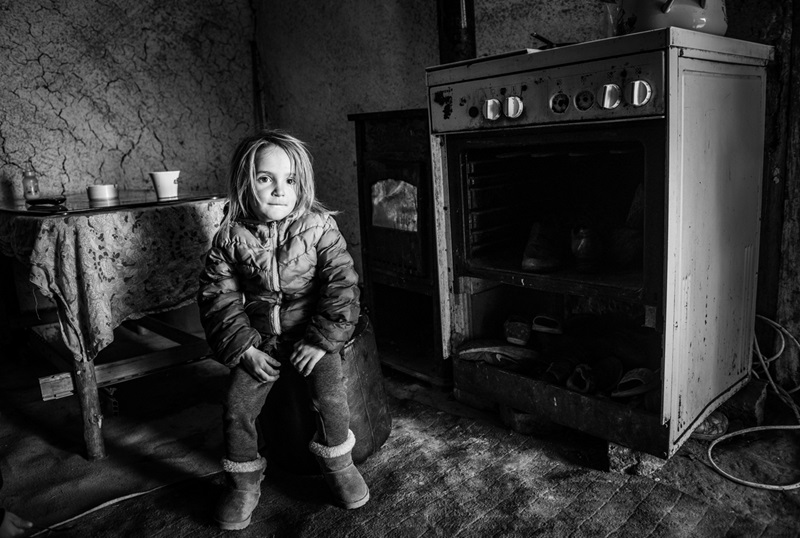 Sa šestoro djece žive bez struje i vode, kupaju se u koritu: “Nekada ne bude ni za hljeba” /VIDEO/