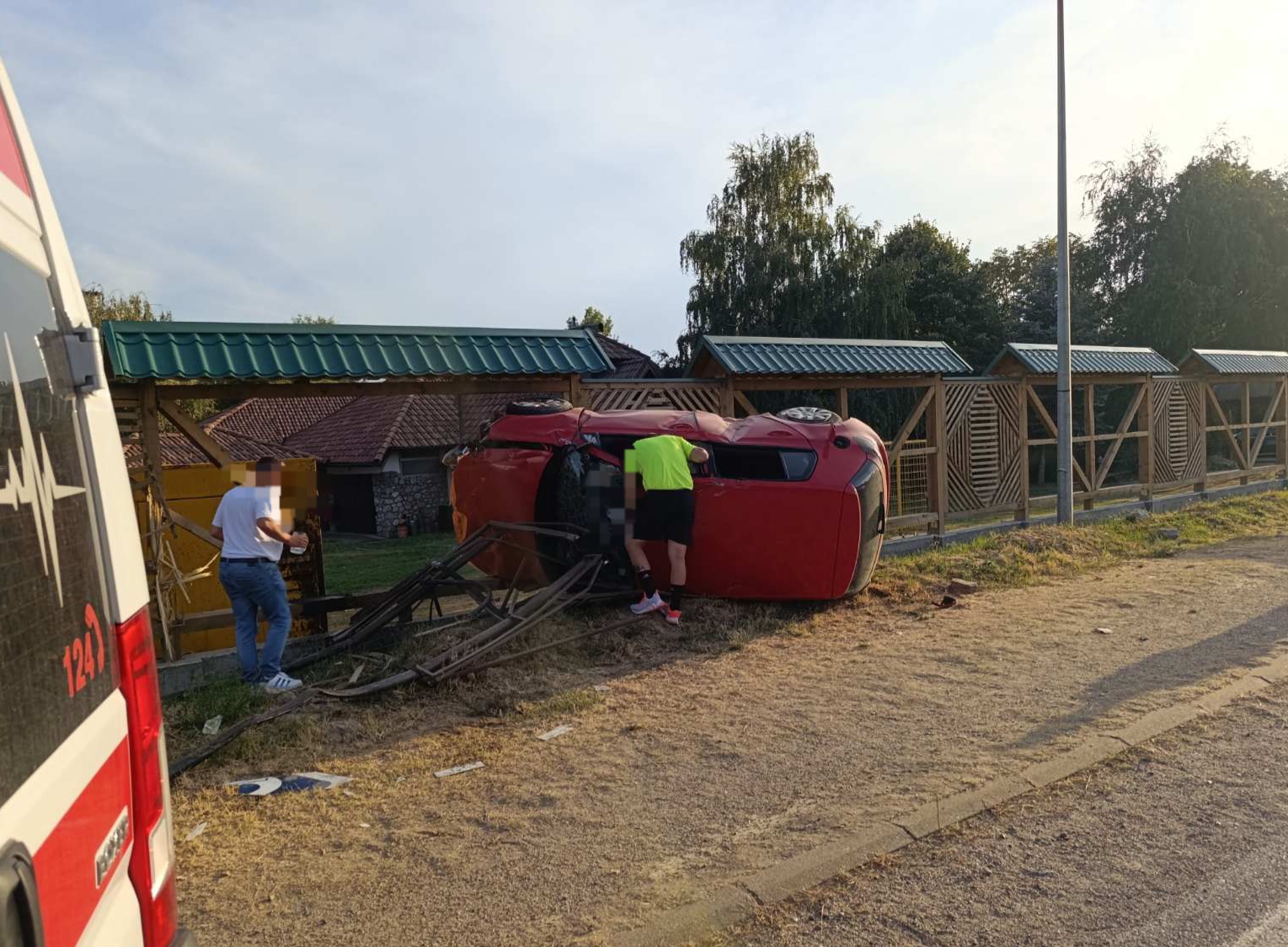 Nezgoda kod Bijeljine: “Golf” prevrnut, vozač prevezen na Urgentni blok