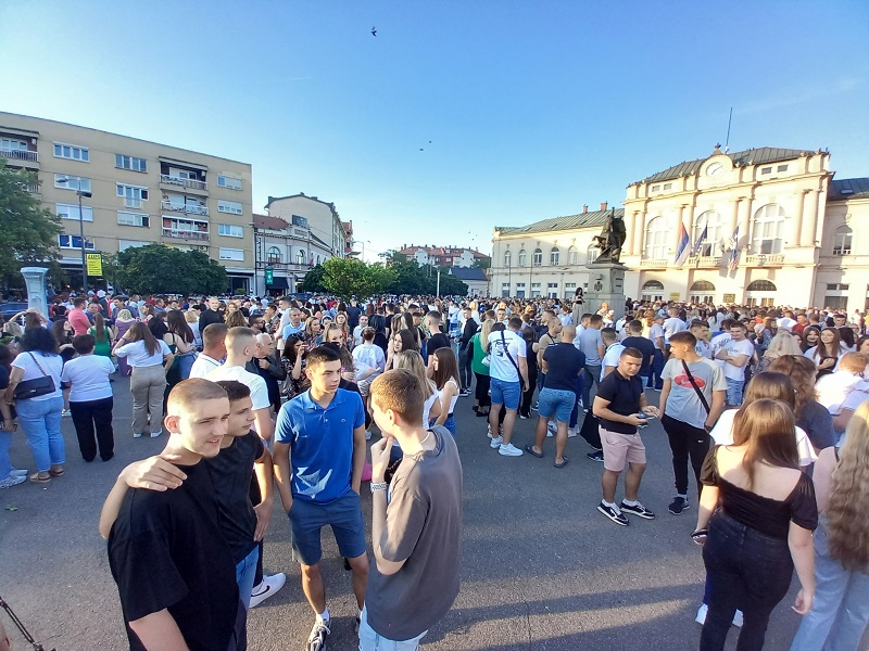 Bijeljina: Maturanti Ekonomske škole u defileu ulicama grada (FOTO)