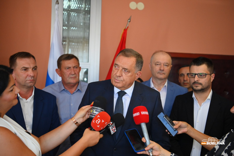Dodik prisustvuje opštinskoj izbornoj konferenciji SNSD-a u Ugljeviku