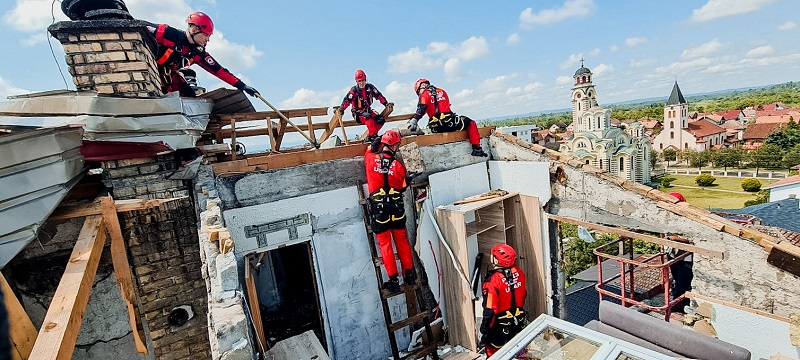 Gorska služba spasavanja iz Bijeljine sanirala posljedice oluje u Šamcu