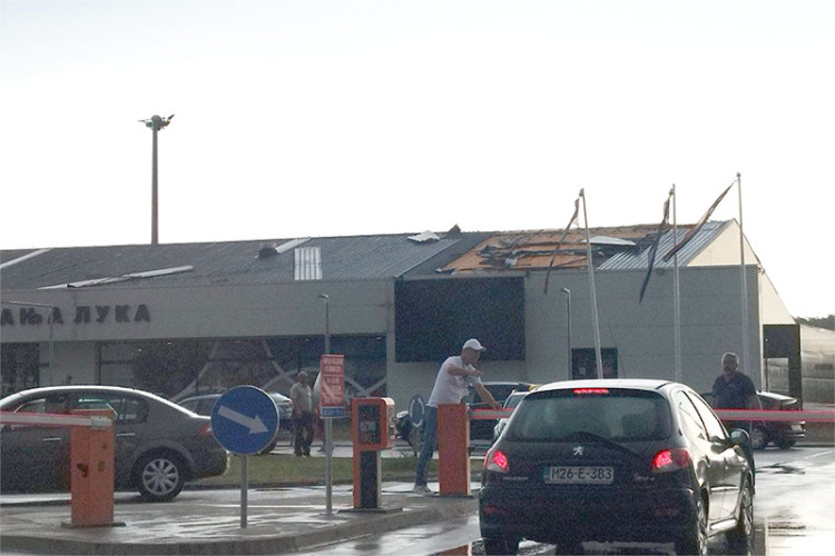 Nevrijeme oštetilo krov banjalučkog aerodroma: Letovi otkazani