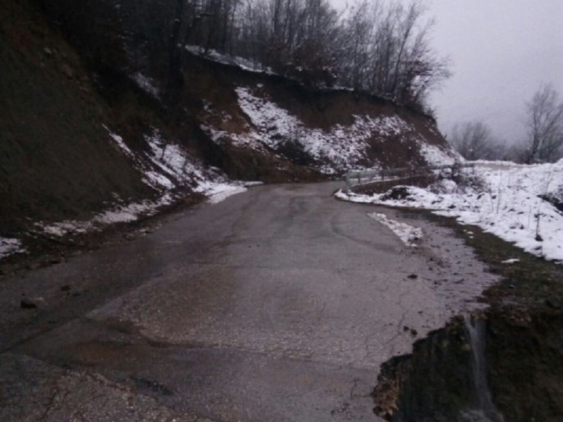 Klizište na putu Foča - Šćepan Polje, cesta napukla, velika provalija prema Drini