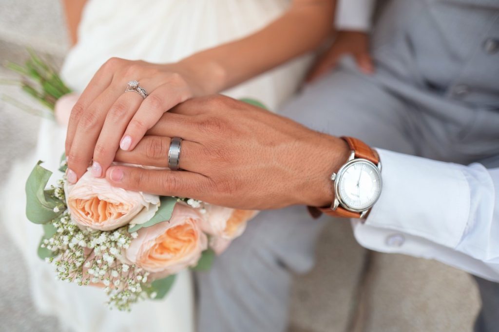 Muškarac se vjenčao četiri, a razveo tri puta za 37 dana samo da bi dobio neradne dane