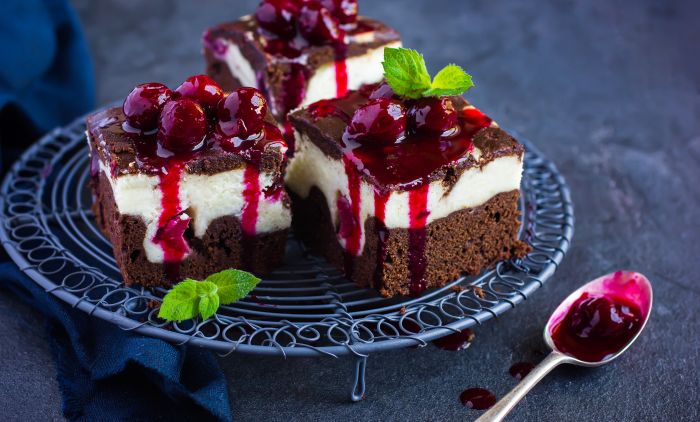 Sočane i kremaste čoko kocke sa višnjama: Kolač za koji će svi tražiti recept