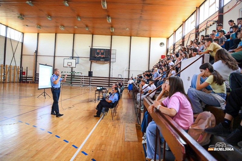 Bijeljina: Policajci održali predavanje đacima, stigao i jutjuber Braco Gajić (FOTO)